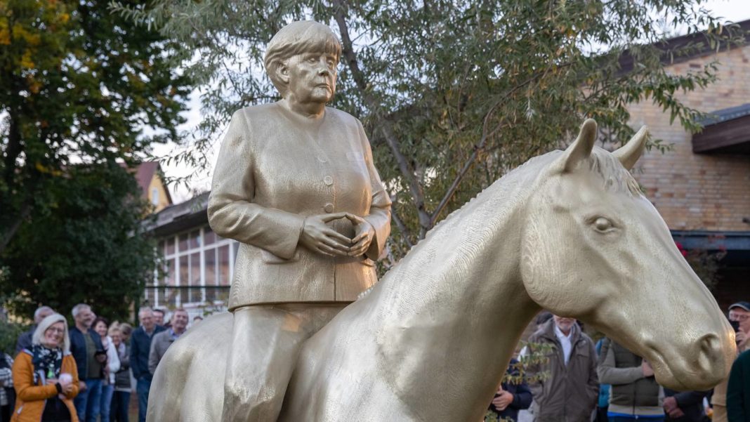 Angela Merkel nu a călărit niciodată în public și s-a ferit mereu de extravaganțe