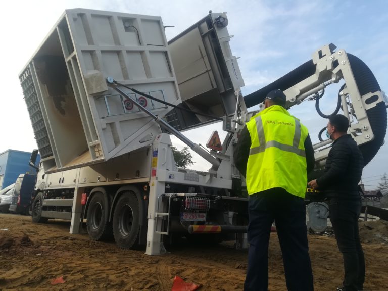 (GALERIE FOTO) Utilaj gigant, achiziţionat, în premieră, de Compania de Apă. La ce foloseşte