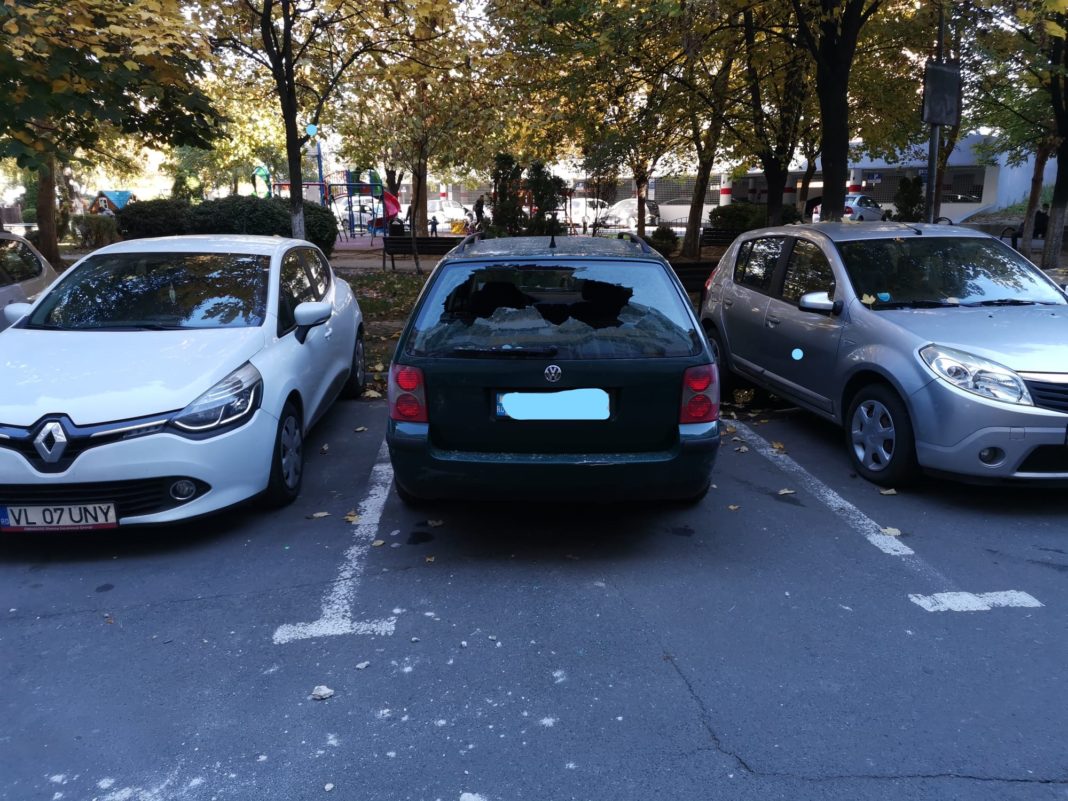 InkedWhatsApp Image 2021-10-27 at 12.18.41(2)_LI O mașină aflată în parcarea blocului A17/1 lângă Casa Științei a fost avariată