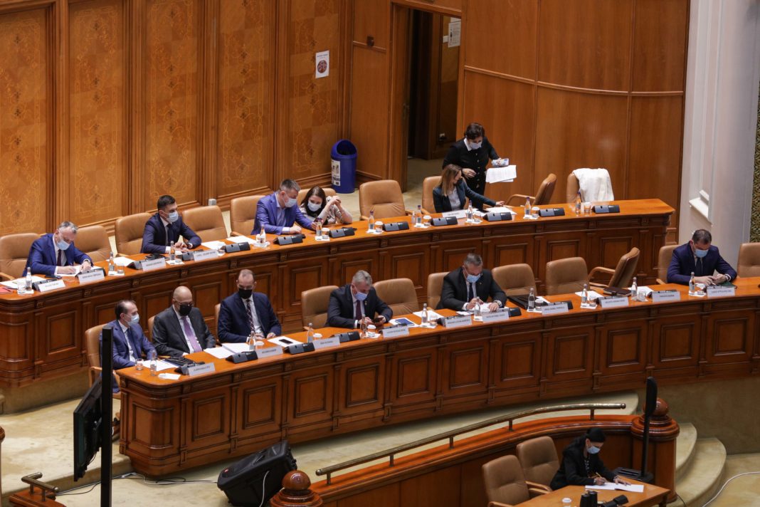 Peste 234 de parlamentari din PSD-USR-AUR au votat deja cu bilele la vedere pentru demiterea Guvernului