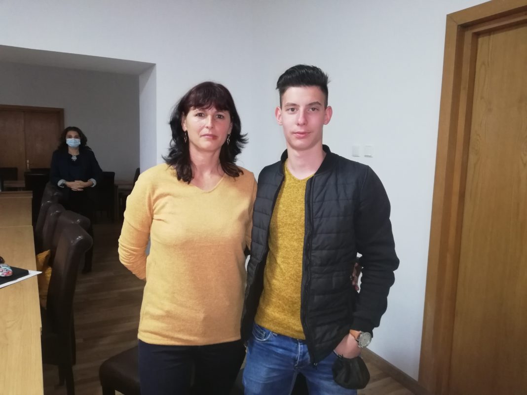 Mircea şi asistenta maternală care i-a devenit mamă Mircea şi asistenta maternală care i-a devenit mamă
