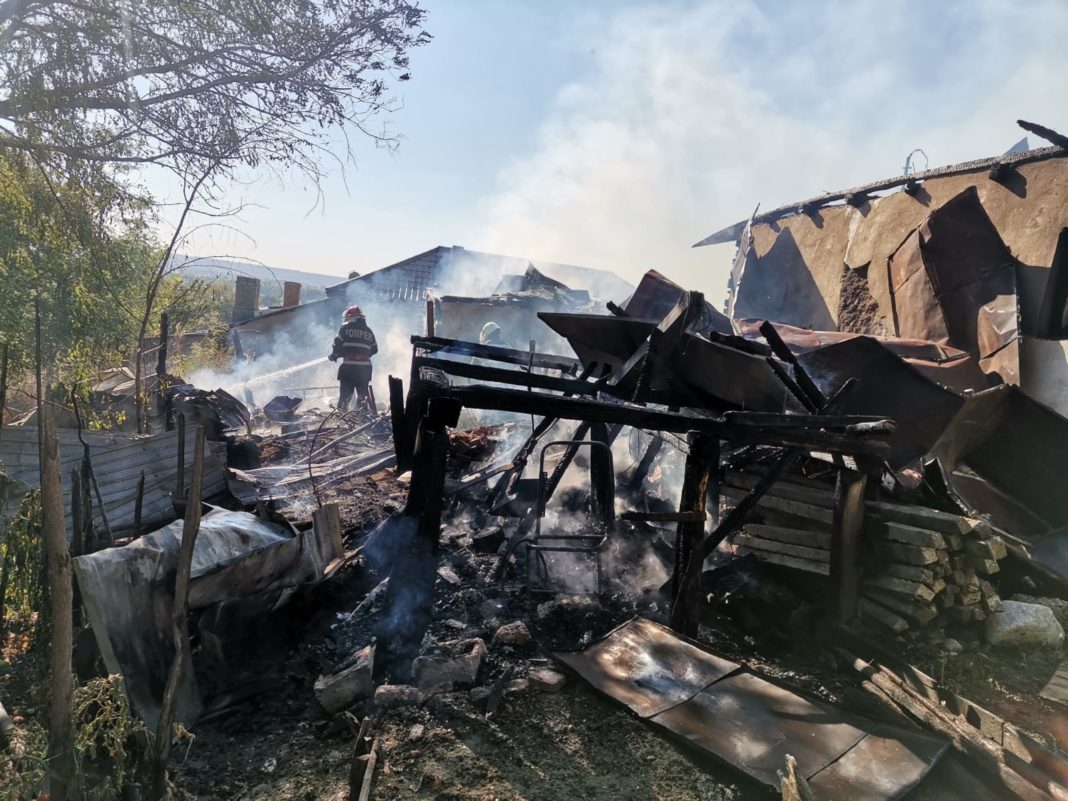 Casă în flăcări, în Delureni