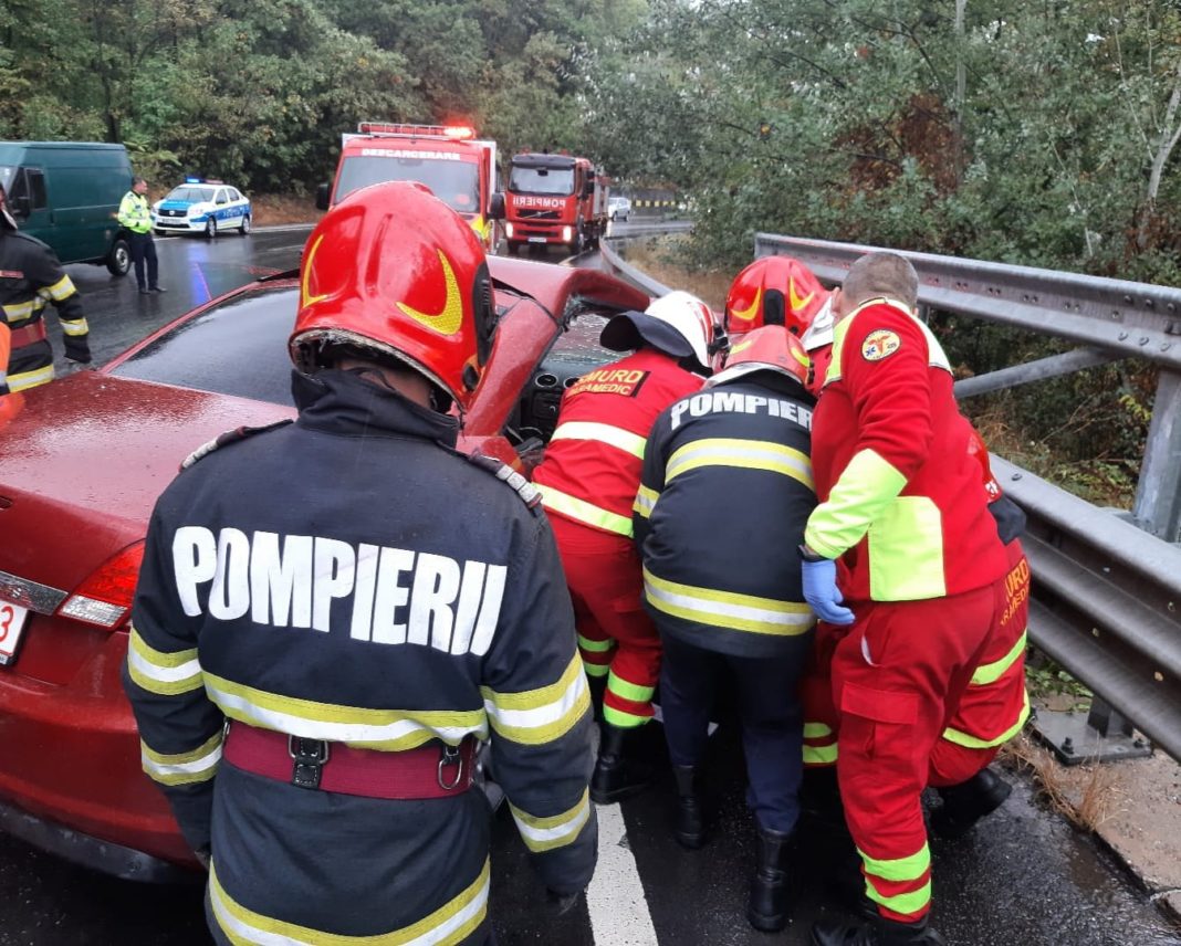 Accident cu patru mașini pe DN6. Un tânăr a rămas încarcerat