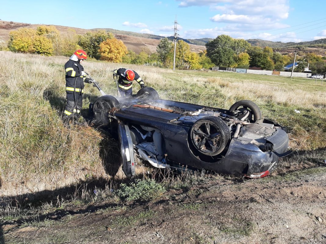O mașină s-a răsturnat și a luat foc.