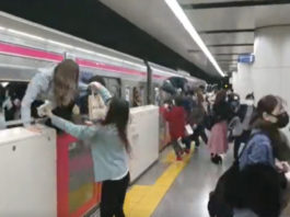 (VIDEO) Cel puțin 15 oameni au fost răniți la Tokyo, după ce au fost atacați într-un tren