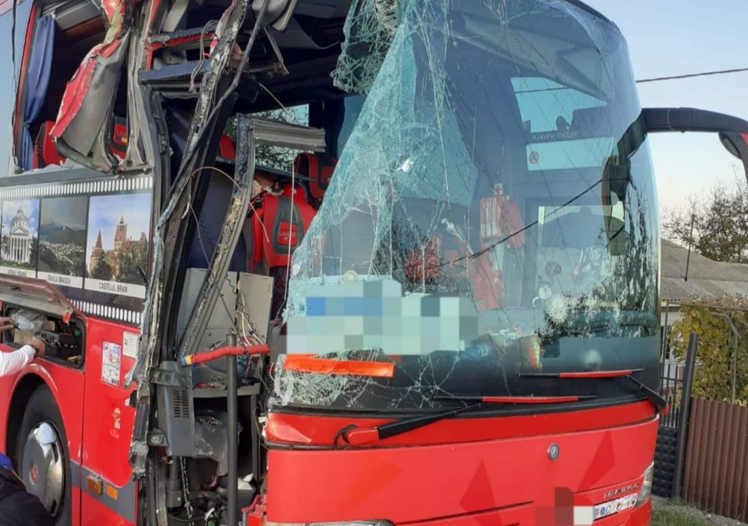 accident autocar Un autocar cu 26 de pasageri a intrat într-un TIR cu cereale