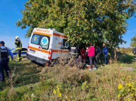 Patru răniți după ce o ambulanță s-a tamponat cu o autoutilitară (sursa foto: Zchnews.ro)