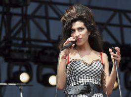 Garderoba cântăreţei Amy Winehouse, scoasă la licitaţie
