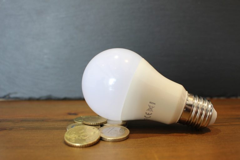 Prețul energiei pe bursă a scăzut cu 36,5% în aprilie faţă de martie