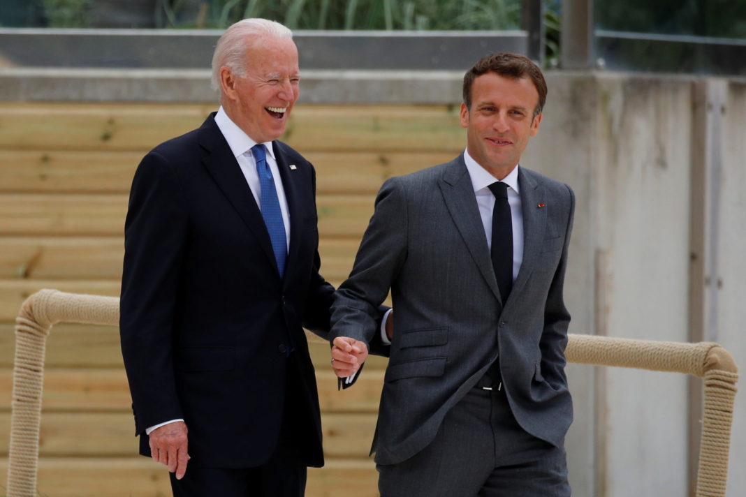 Joe Biden, îmbrățișări și zâmbete cu Emmanuel Macron, după scandalul submarinelor