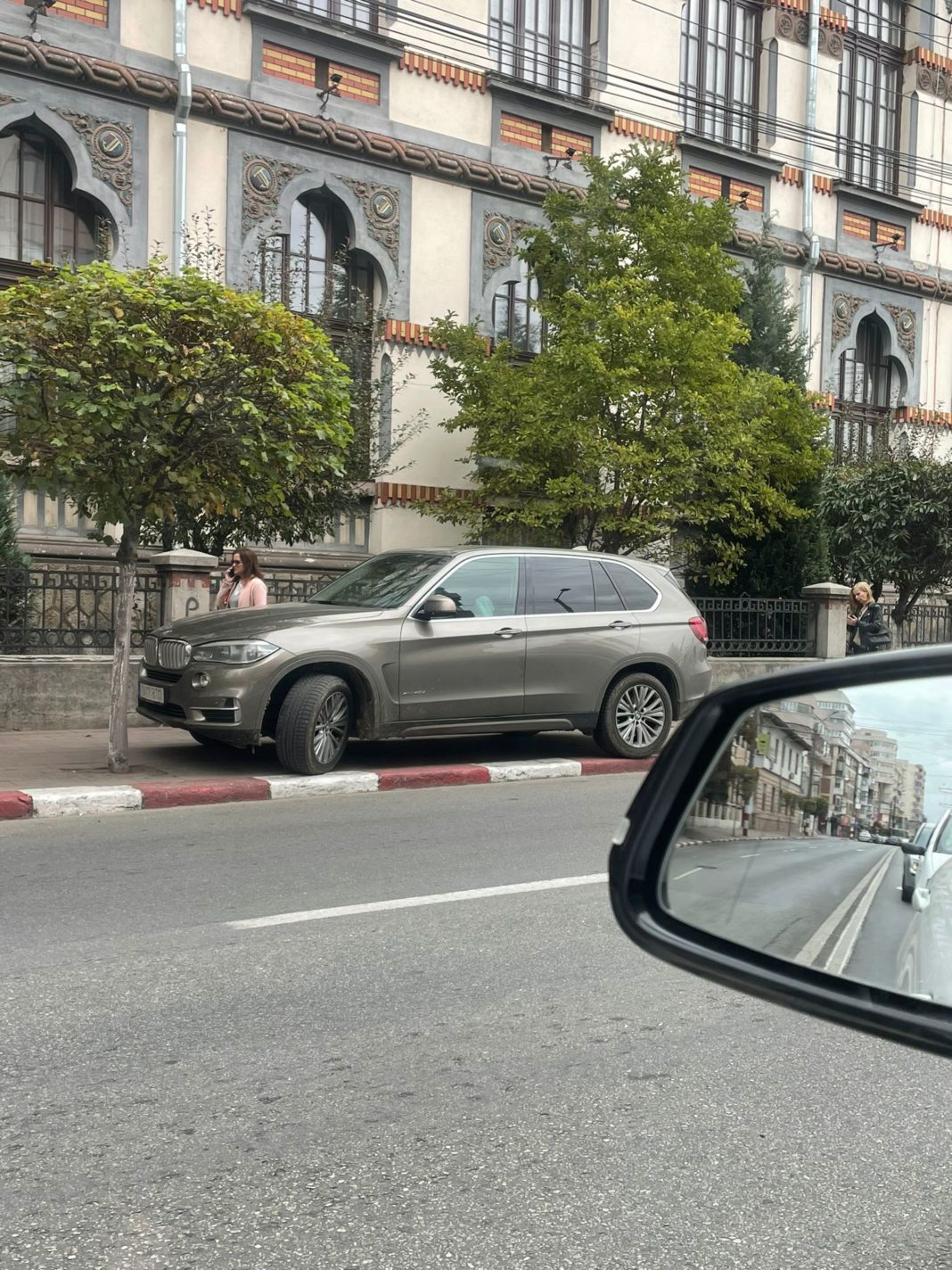 Un șofer cu un bolid de lux a blocat un trotuar la Târgu Jiu