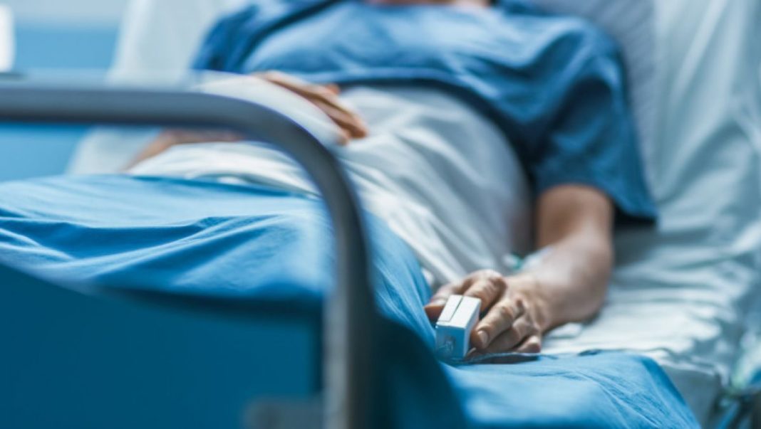Femeia lovită în cap de o creangă într-un parc din Bucureşti a murit după şase luni în comă