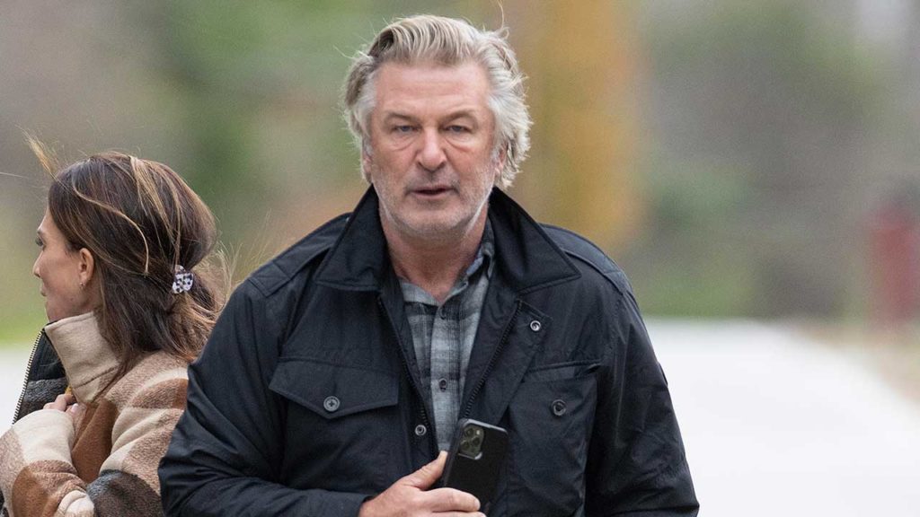 Alec Baldwin scapă de procesul pentru omor din cauza unui viciu de procedură