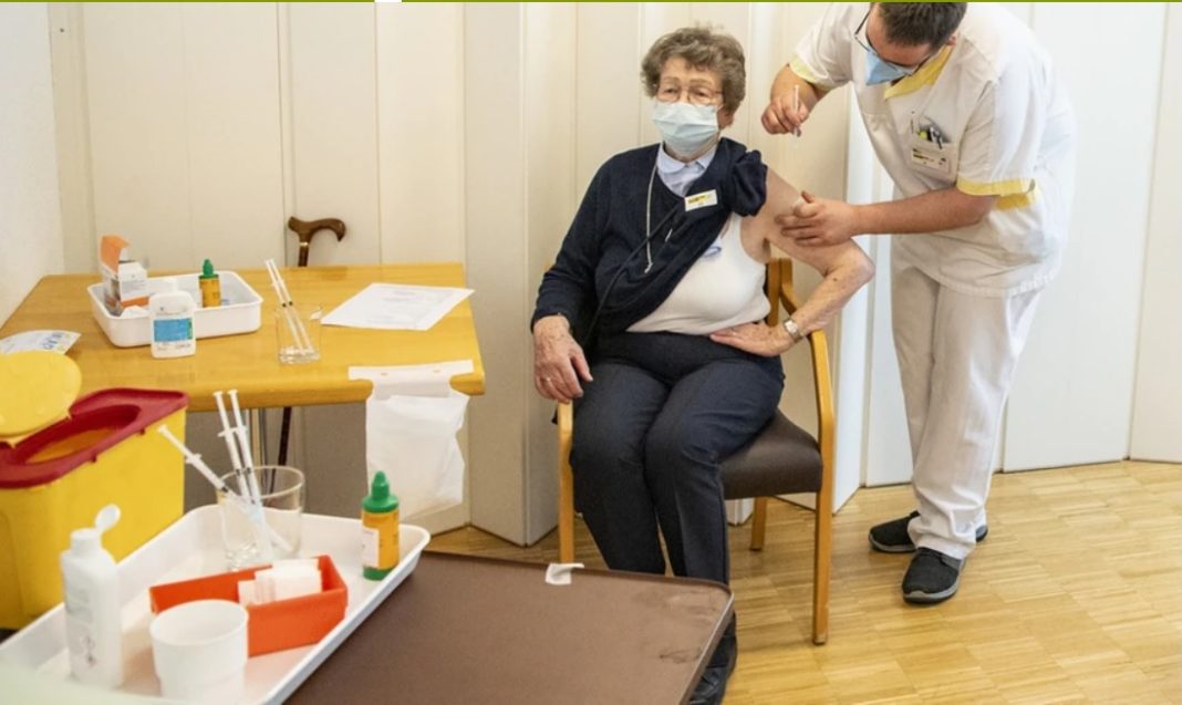 Elveţia recomandă a treia doză de vaccin anti Covid-19 doar pentru persoanele cu vârste de peste 65 de ani