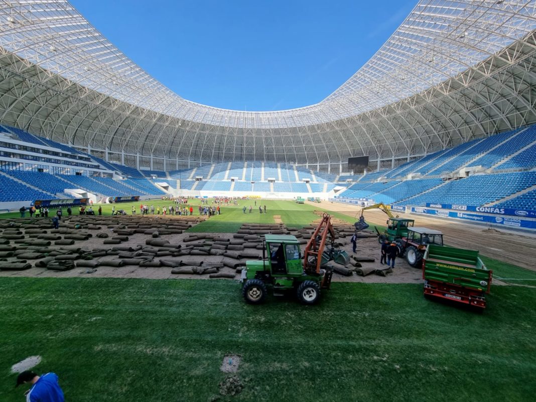 A demarat acţiunea de decopertare a gazonului de la stadionul de fotbal din Craiova
