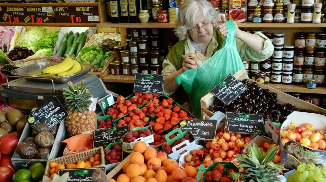 37% din fructe şi legume sunt vândute ambalate şi se aşteaptă ca măsura să oprească utilizarea anuală a peste un miliard de ambalaje inutile din plastic