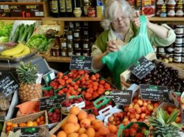 37% din fructe şi legume sunt vândute ambalate şi se aşteaptă ca măsura să oprească utilizarea anuală a peste un miliard de ambalaje inutile din plastic