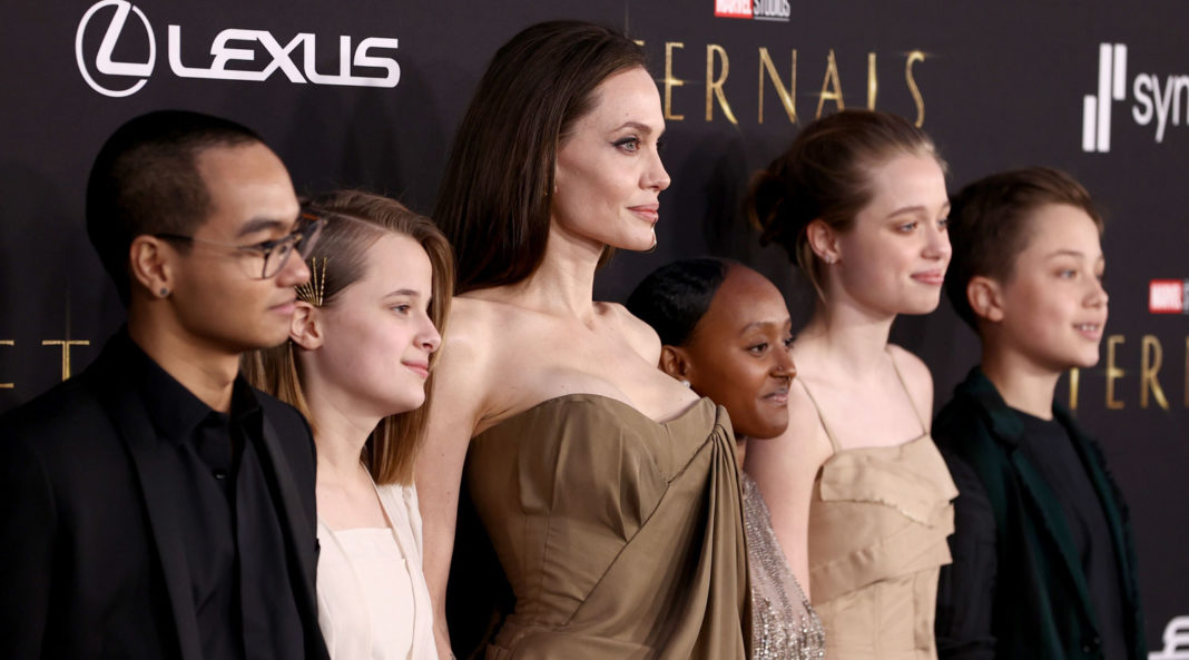 Angelina Jolie și cinci dintre cei șase copii ai ei