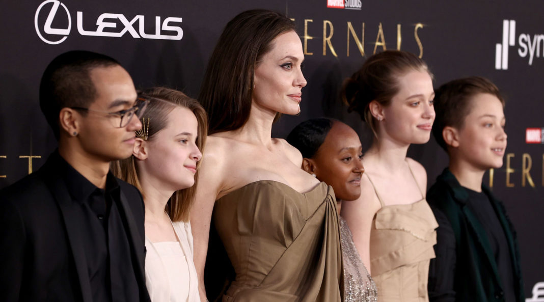 jolie-eternalsprem Angelina Jolie și cinci dintre cei șase copii ai ei
