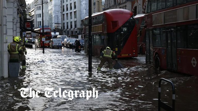 Londra, inundată în urma ploilor torenţiale