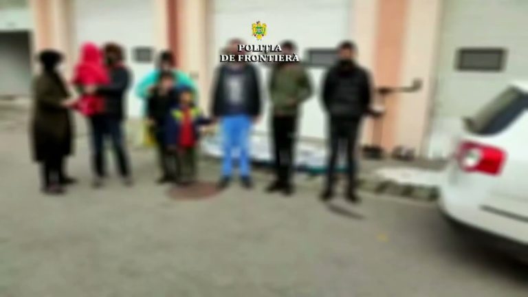 (VIDEO) Două familii din Afganistan au traversat Dunărea cu o barcă gonflabilă, depistate de poliţiştii de frontieră de la Moldova Veche
