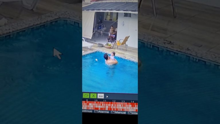 (VIDEO) Copil salvat în ultima clipă de tată, după ce a căzut în piscină
