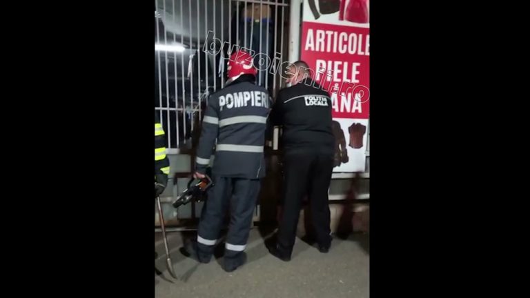 (VIDEO) Un hoț a cerut ajutorul Poliției după ce s-a blocat într-un gard