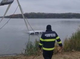 Un pescar a scăpat nevătămat, după ce maşina în care dormea a ponit către apă