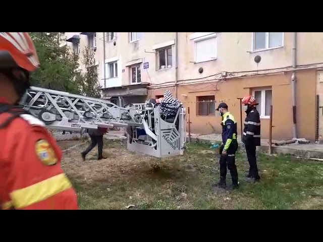 (VIDEO) 25 de persoane evacuate în urma unui incendiu la o garsonieră din Balș