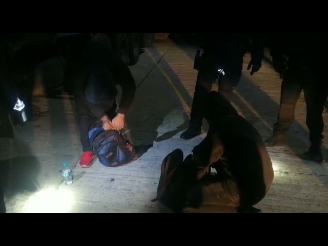 (VIDEO) Migranți descoperiți de polițiștii doljeni într-un tir