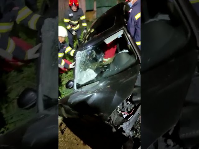 (VIDEO) Mehedinți: Un autoturism a intrat într-un cap de pod