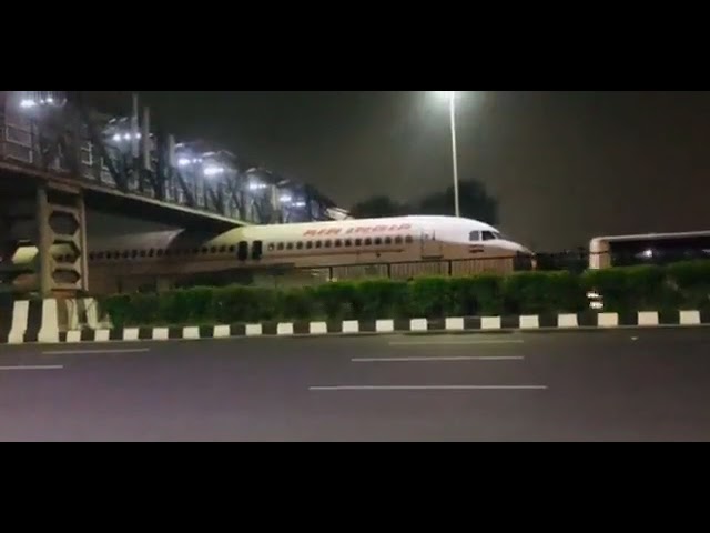 (VIDEO) Aeronavă blocată sub un pod în India