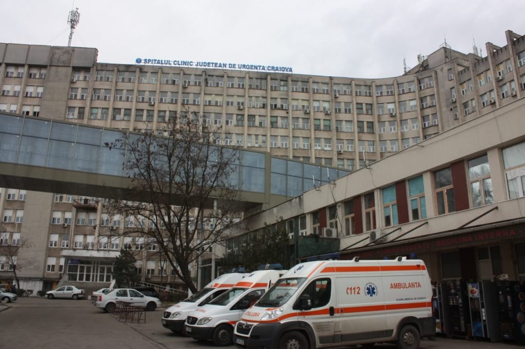 Olt: O fetiţă de 6 ani a căzut de la etaj