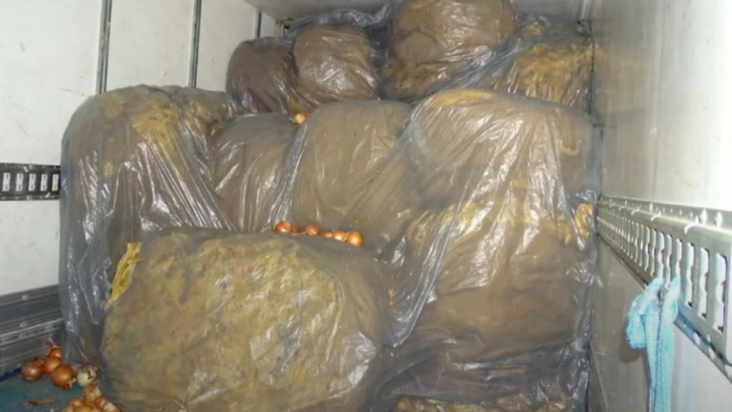 A încercat să introducă în țară 800 de kilograme de tutun ascunse într-un microbuz care transporta ceapă