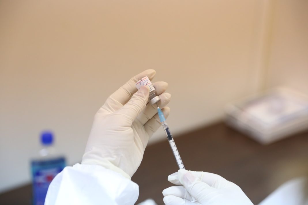 Un italian a încercat să se vaccineze anti-Covid într-un braţ fals de silicon