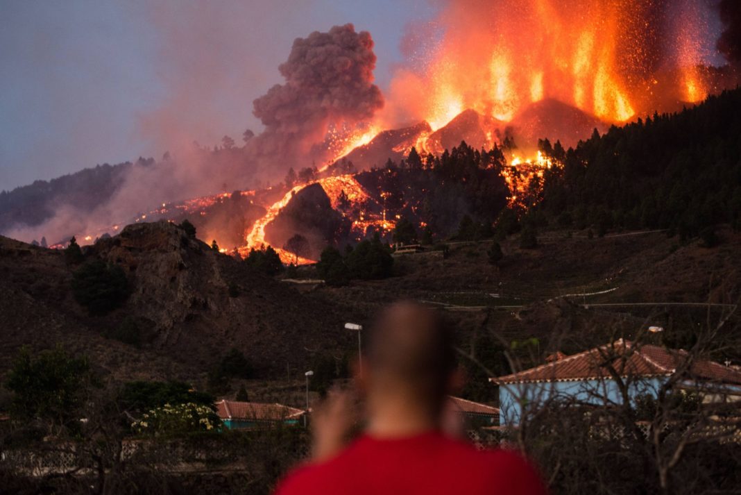 Vulcanul din La Palma erupe la fel de puternic. Încă 500 de oameni, evacuați