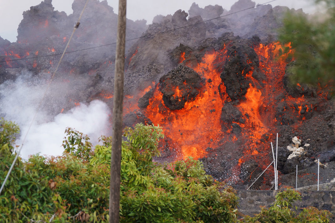 79 de cutremure, în insula La Palma din cauza vulcanului care continuă să erupă