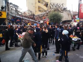 Cele 21 de persoane, aflate în clădire, au supraviețuit după prăbușire