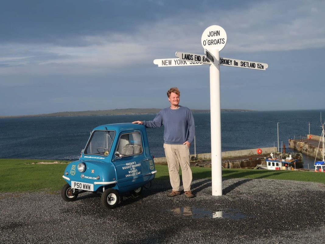 Călătorie în scop caritabil cu cea mai mică maşină din lume