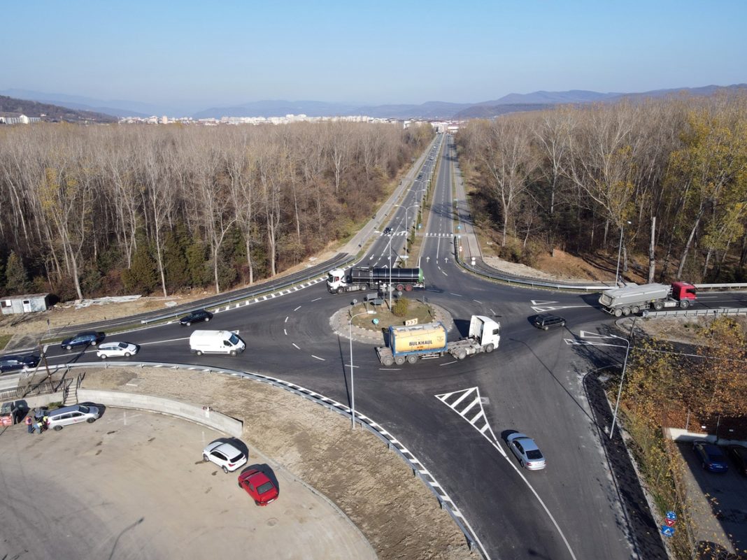 default Investiţia din sudul municipiului a fost impusă de faptul că amenajarea anterioară a acestei intersecţii nu permitea înscrierea în intersecţie a autovehiculelor lungi în condiţii de siguranţă