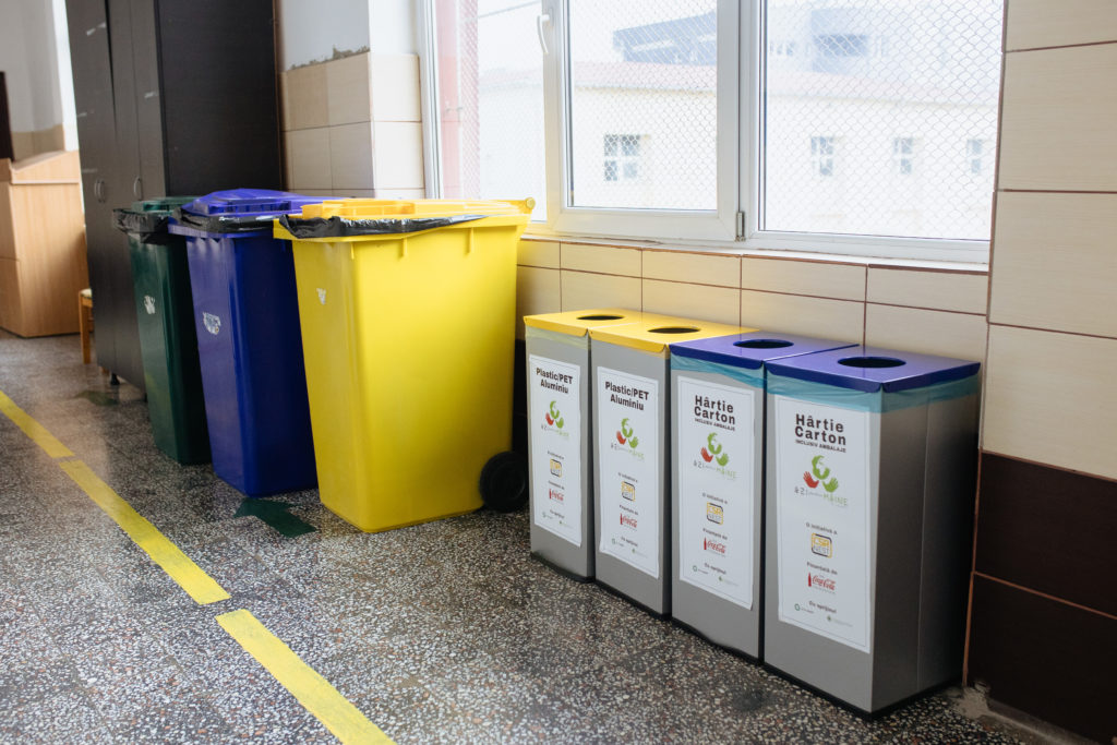 „Școlile verzi“- primii pași pentru educare și implementare a unei infrastructuri de colectare selectivă a deșeurilor prin programul ASAP România