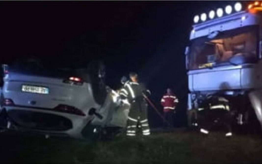 Trupurile neînsuflețite ale victimelor au fost scoase din mașină doar cu ajutorul serviciilor de descarcerare.