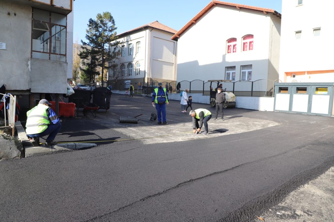 Se lucrează pe strada Crinilor