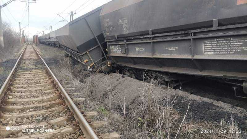 Problemele se țin lanț pe calea ferată. Un tren marfar a deraiat, luni, în Gara Turceni. CFR nu a anunțat incidentul.