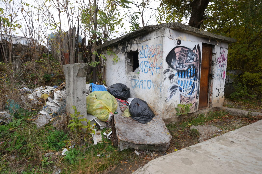 Aleea de pe Bulevardul Decebal, închisă degeaba. Gunoiul încă tronează