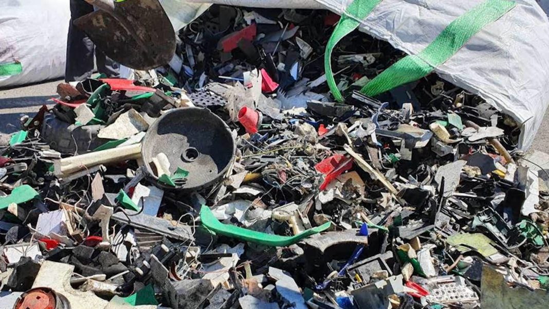 J12Wxp76pxn_3O 18 tone de deşeuri, descoperite în două autocamioane sosite din Turcia