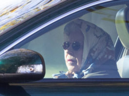 Regina Elisabeta a II-a, fotografiată conducându-și una dintre mașini