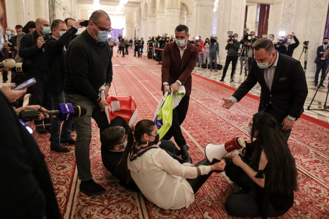 Pentru a nu fi dați afară, protestatarii s-au aruncat pe jos (INQUAM_Photos_Octav_Ganea)