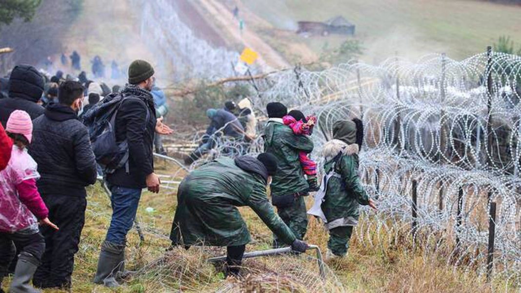 Polonia a arestat 100 de migranți în timp ce încercau să treacă fraudulos frontiera cu Belarus