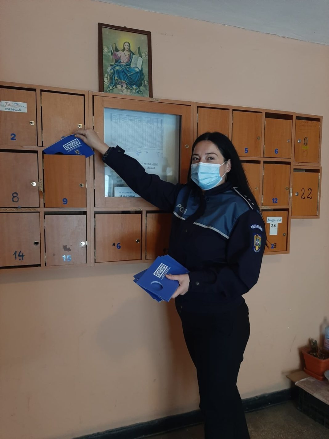 Polițiștii s-au deplasat, ieri, în municipiu, purtând discuții cu cetățenii pentru prevenirea furturilor din locuințe, dar și a altor infracțiuni contra patrimoniului, cum ar fi înșelăciunile sau furturile din autoturisme